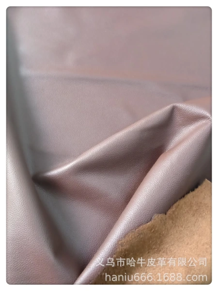 A simple commuting bag made of light purple leather fabric for women A simple commuting bag made of light purple leather fabric for women